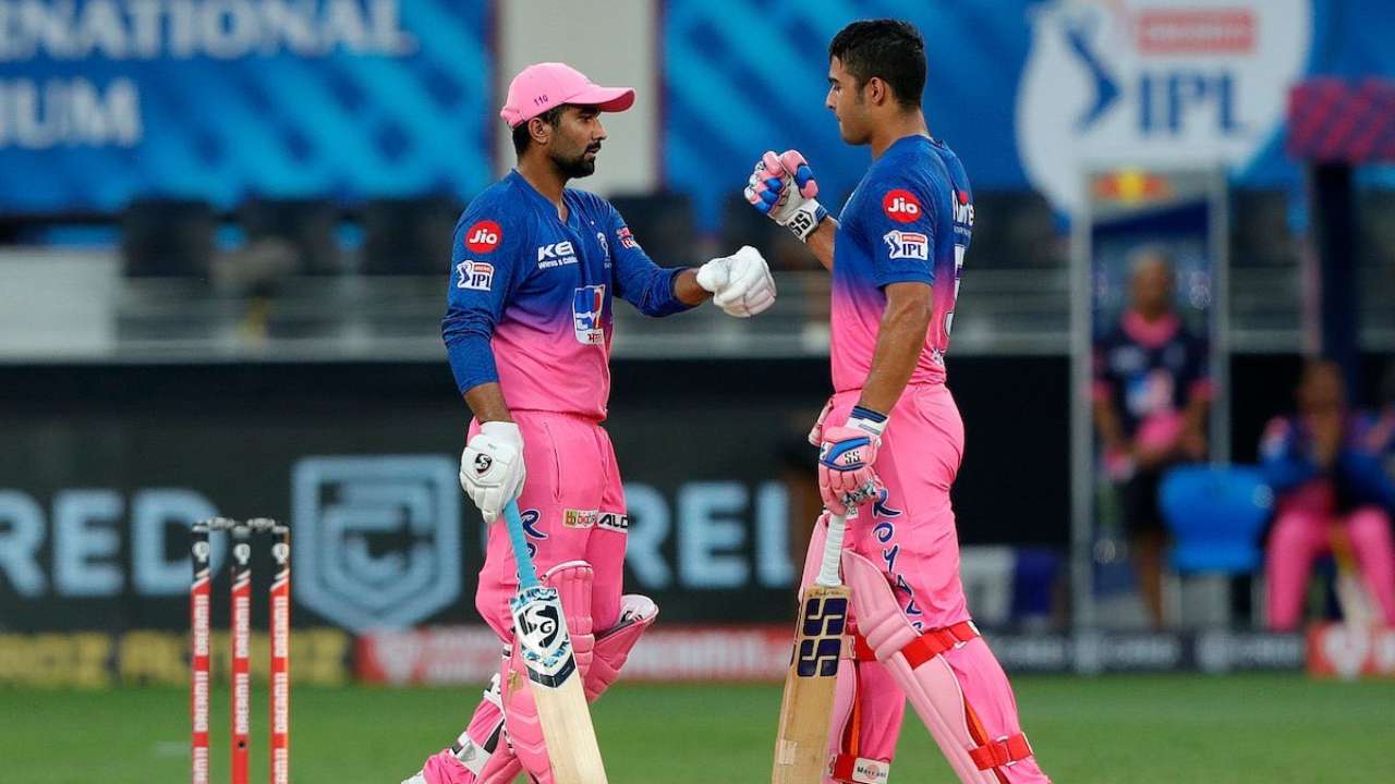 RR VS GT Live Score IPL 2022