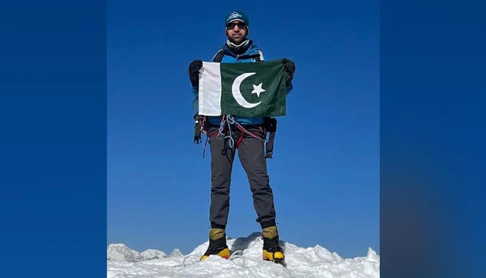 Nepali Sherpa sets Pakistan climbing record