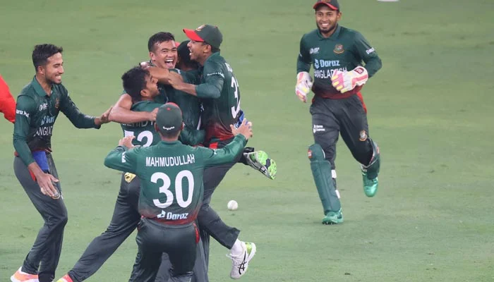 Sri Lanka beat Bangladesh by two wickets to reach Super Four