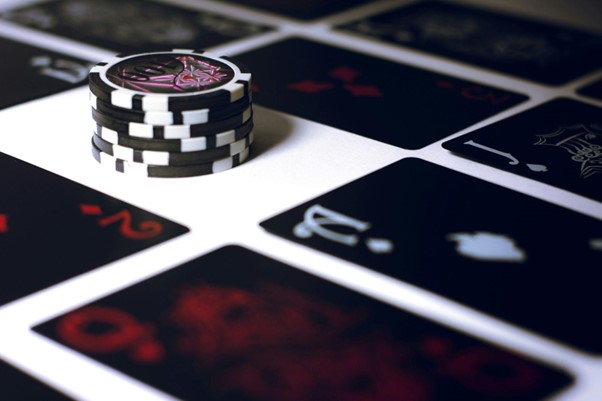 What gambling games can be played in online casinos?