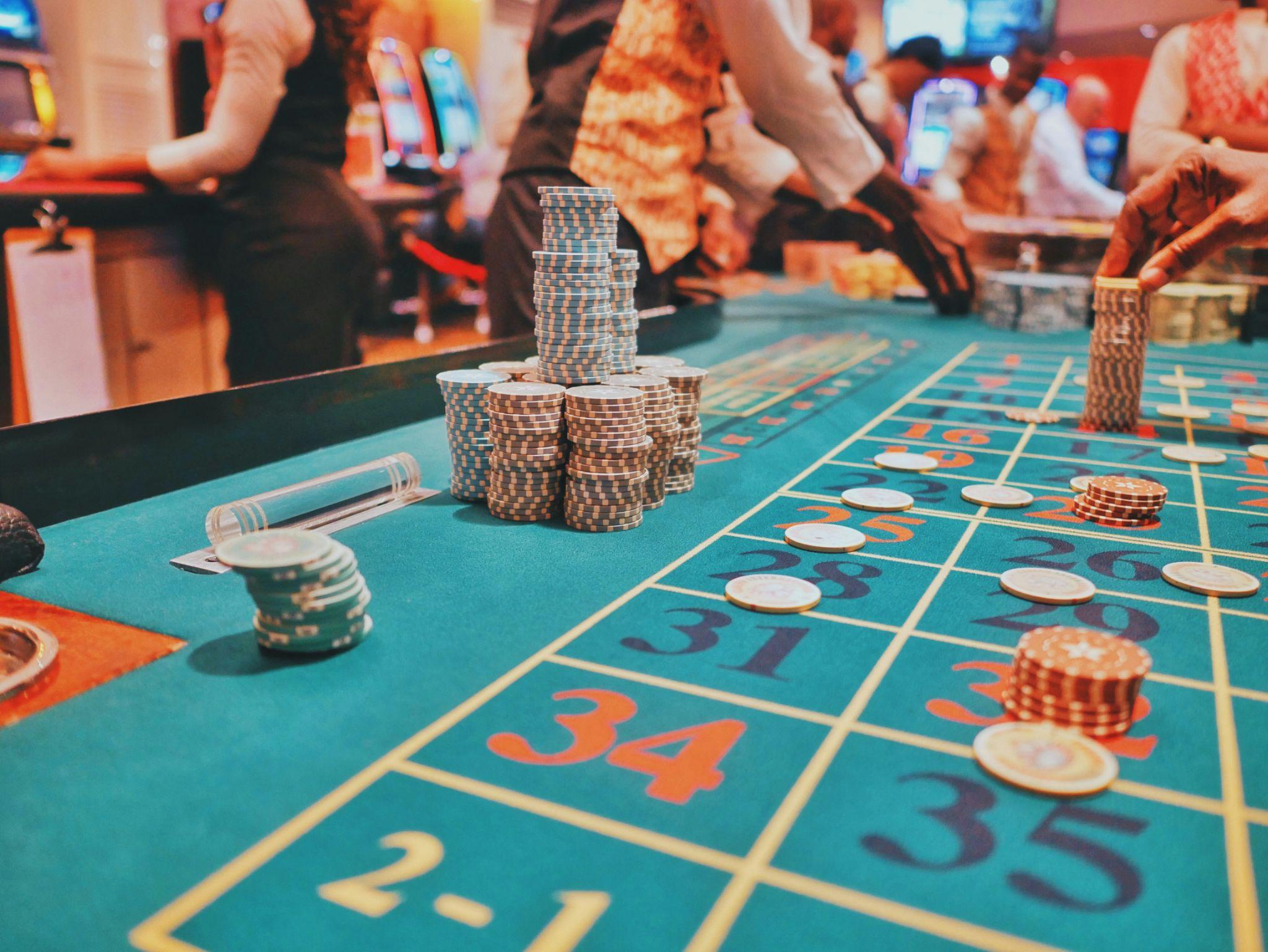 Analyzing the Odds and Strategic Thinking Behind Hollywood’s Casino Heists
